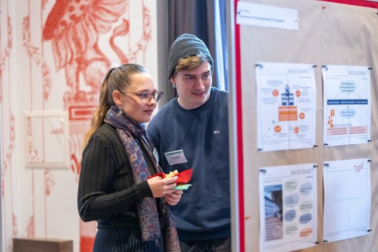 Studierende stellen Abschlussarbeiten vor